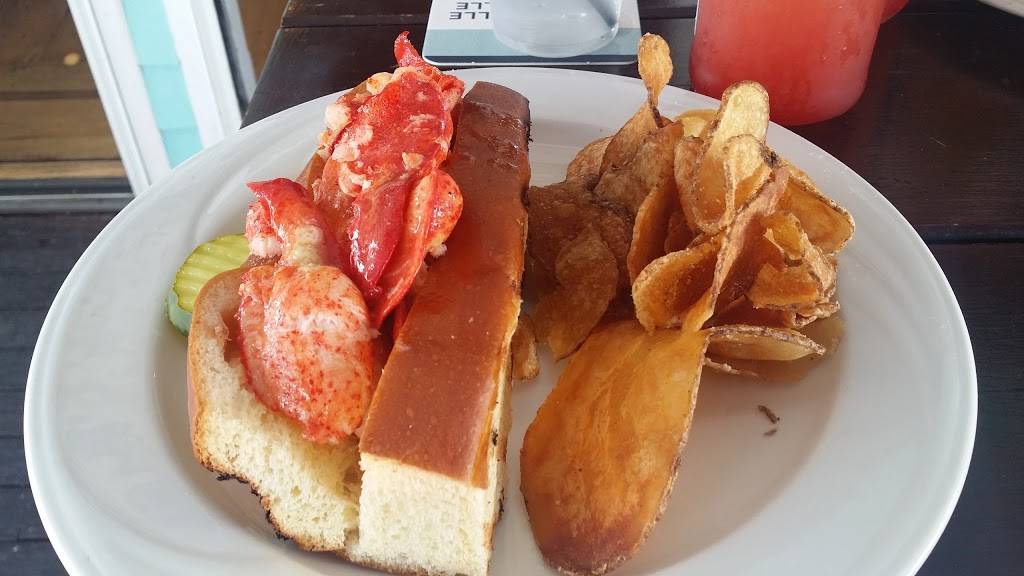 Lobsterville Bar & Grille | restaurant | 8 Circuit Avenue Extension, Oak Bluffs, MA 02557, USA | 5086960099 OR +1 508-696-0099