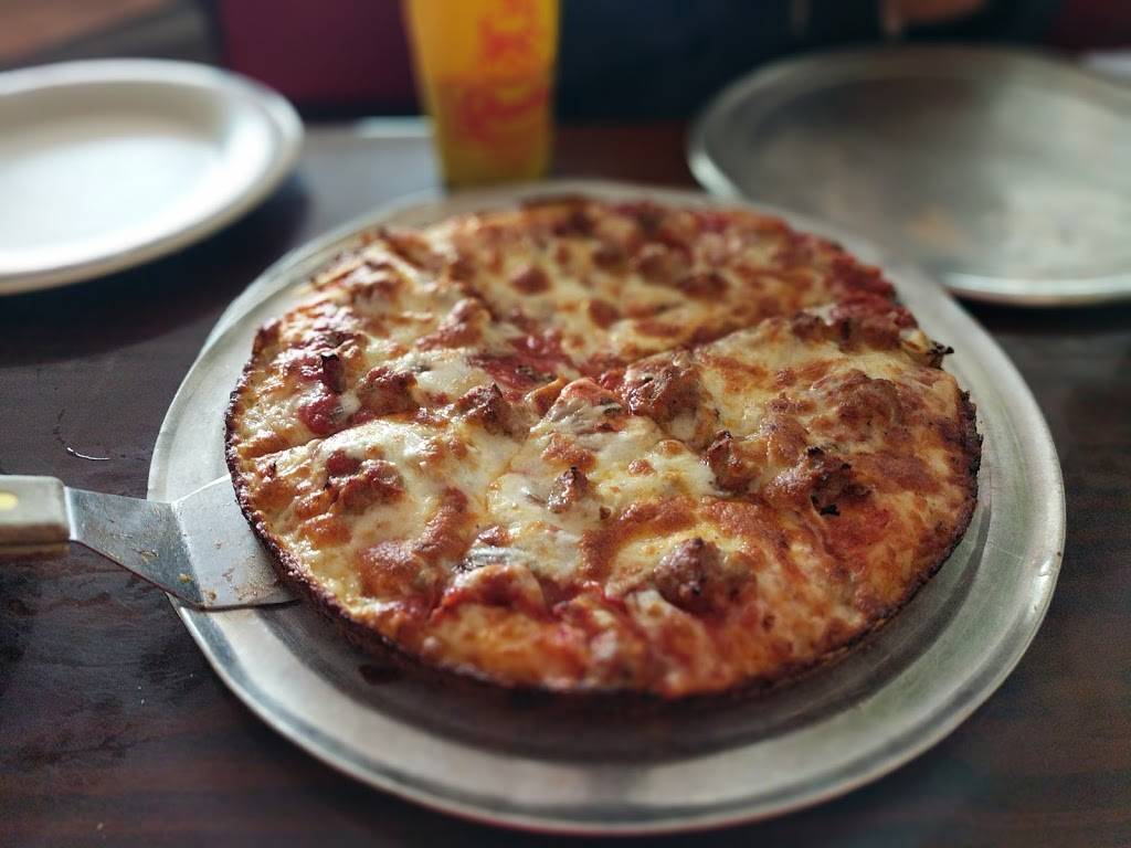 Quatros Deep Pan Pizza | restaurant | 218 W Freeman St, Carbondale, IL 62901, USA | 6185495326 OR +1 618-549-5326