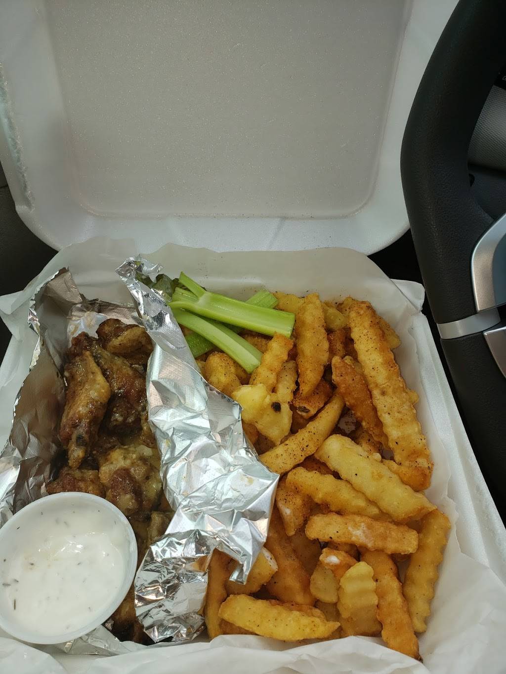 Uptown Wings | restaurant | 2901 University Ave, Columbus, GA 31907, USA | 7069840787 OR +1 706-984-0787