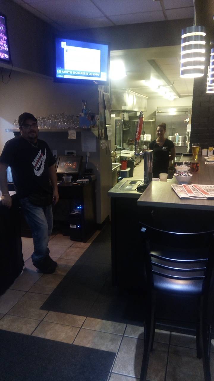 Rotisserie Angus | restaurant | 178 Rue Saint-Pierre, East Angus, QC J0B 1R0, Canada | 8198322161 OR +1 819-832-2161