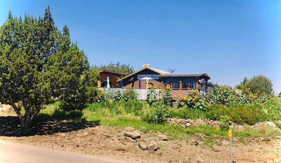 Sandis Hideaway | restaurant | 1896 Silver Lake Blvd, White Mountain Lakes Estates, AZ 85912, USA | 9285327499 OR +1 928-532-7499