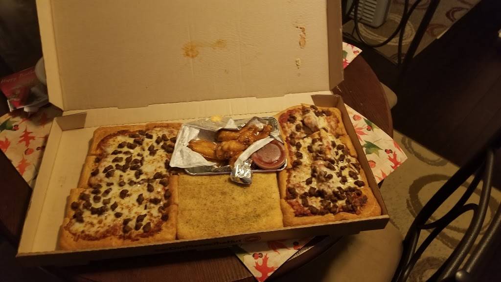 Pizza Hut | restaurant | 914 E Rollins Rd, Round Lake, IL 60073, USA | 8472230258 OR +1 847-223-0258