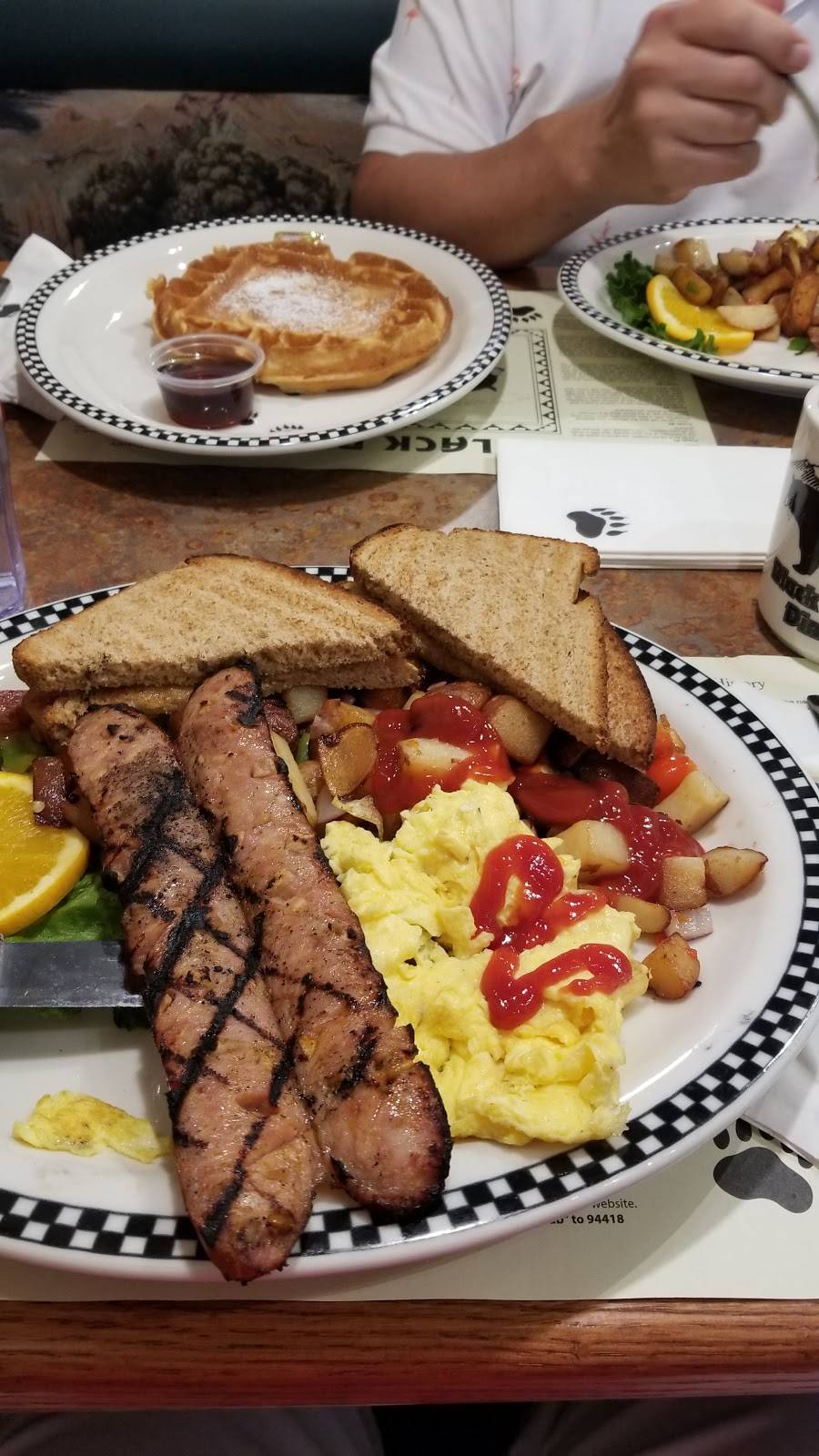 Black Bear Diner | restaurant | 3050 N Tegner Rd, Turlock, CA 95380, USA | 2096323000 OR +1 209-632-3000