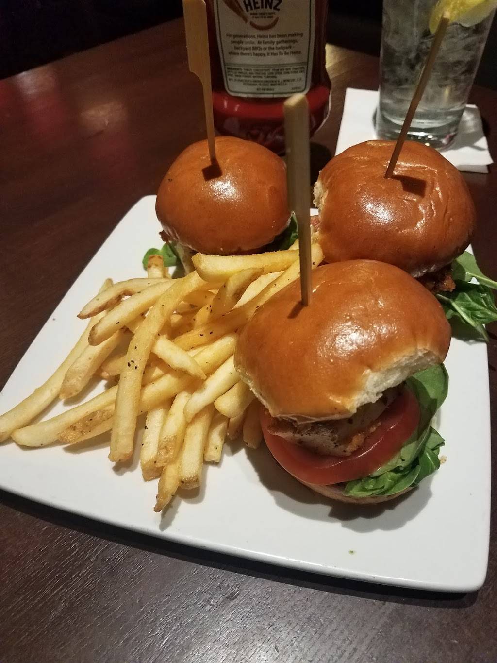 Bar Louie - North East Mall | night club | 1101 Melbourne Rd #6600, Hurst, TX 76053, USA | 8175370440 OR +1 817-537-0440