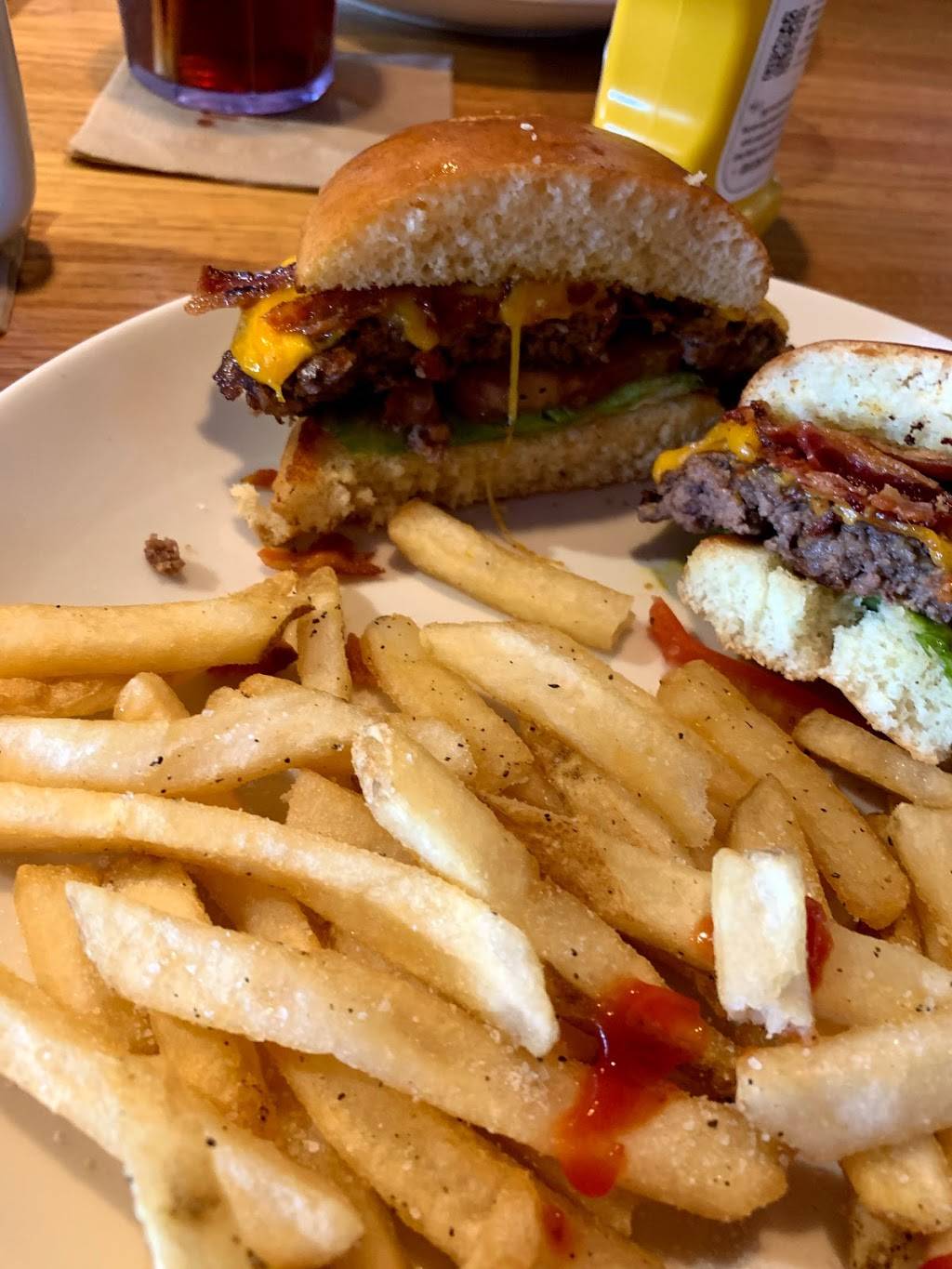 Applebees Grill + Bar | restaurant | 30686 Lyon Center Dr Unit E, New Hudson, MI 48165, USA | 2484461770 OR +1 248-446-1770