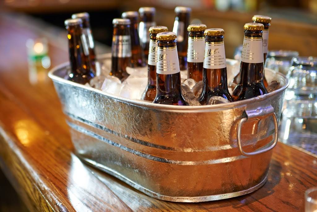 Stretch Bar & Grill | restaurant | 3485 N Clark St, Chicago, IL 60657, USA | 7737553980 OR +1 773-755-3980