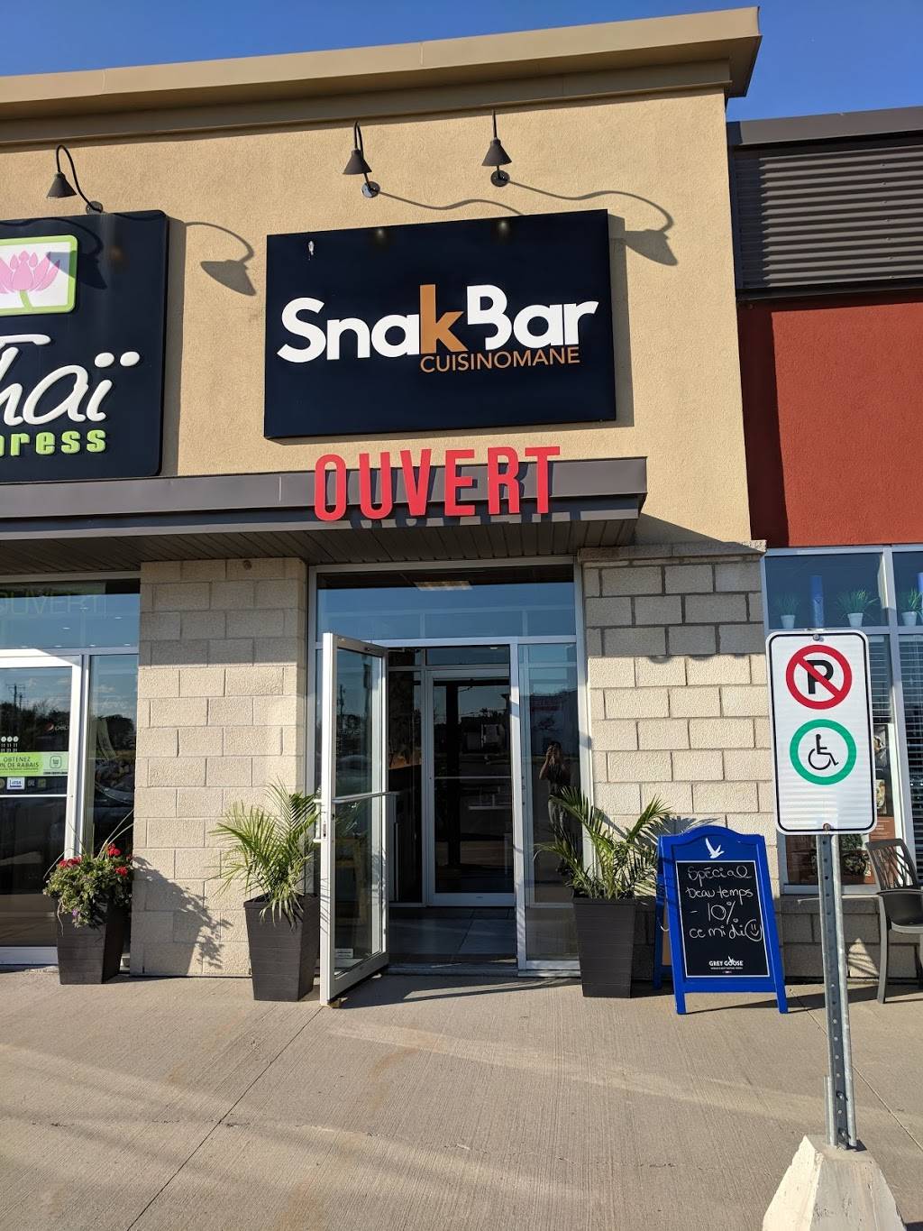 Snak Bar | Cuisinomane | restaurant | 17659 Rue Charles, Mirabel, QC J7J 1L8, Canada | 4504209398 OR +1 450-420-9398