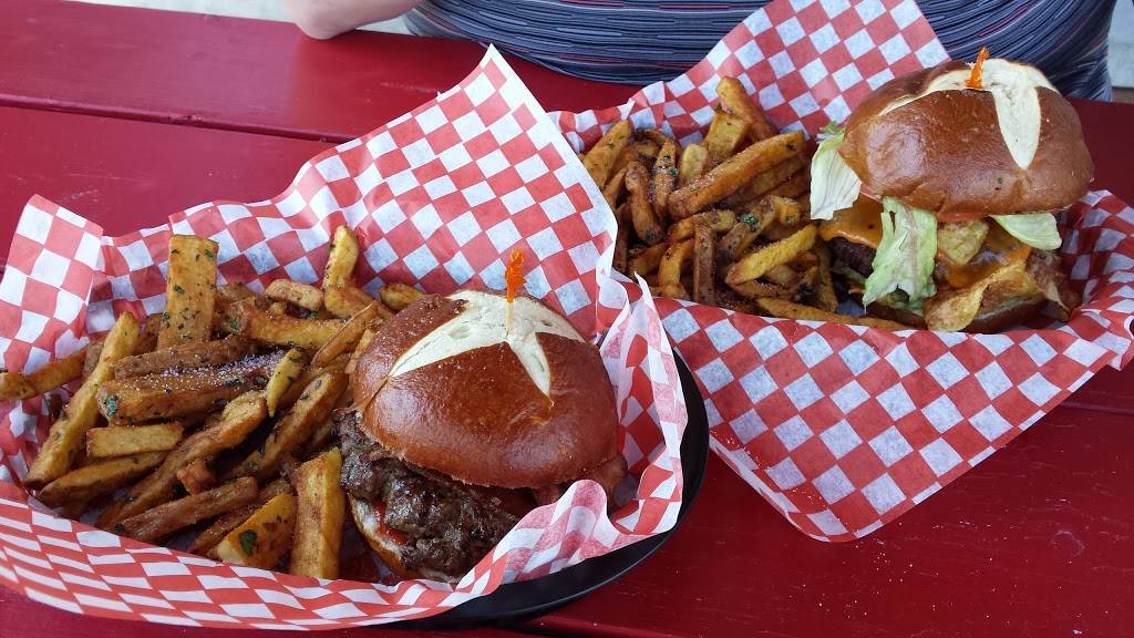 Burger Revolution | restaurant | 300 N Front St, Belleville, ON K8P 3C4, Canada | 6139663388 OR +1 613-966-3388