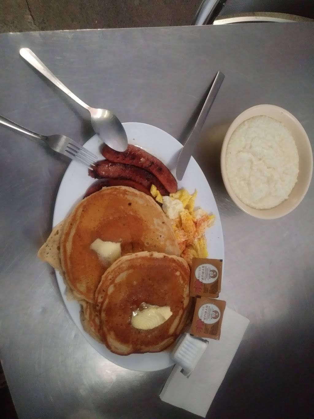 Marthas Kitchen | restaurant | 507 East 4th St, Los Angeles, CA 90013, USA | 2136258341 OR +1 213-625-8341