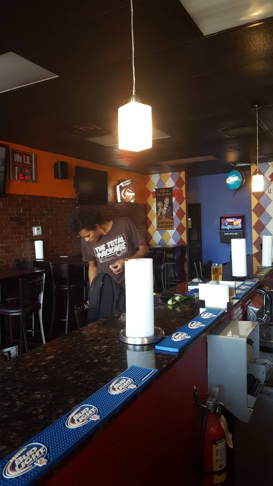 Royal Wings Sports Bar And Grill | restaurant | 6513 N Mesa St b, El Paso, TX 79912, USA | 9155902200 OR +1 915-590-2200