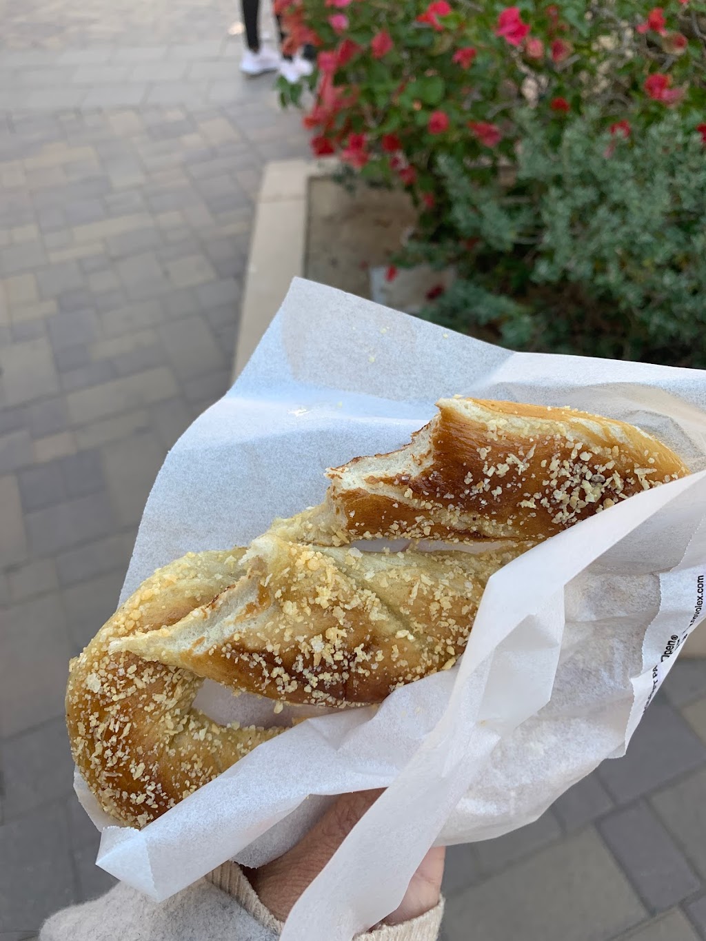 Wetzels Pretzels | bakery | 48400 Seminole Dr Space #KI04, Cabazon, CA 92230, USA | 9519222687 OR +1 951-922-2687