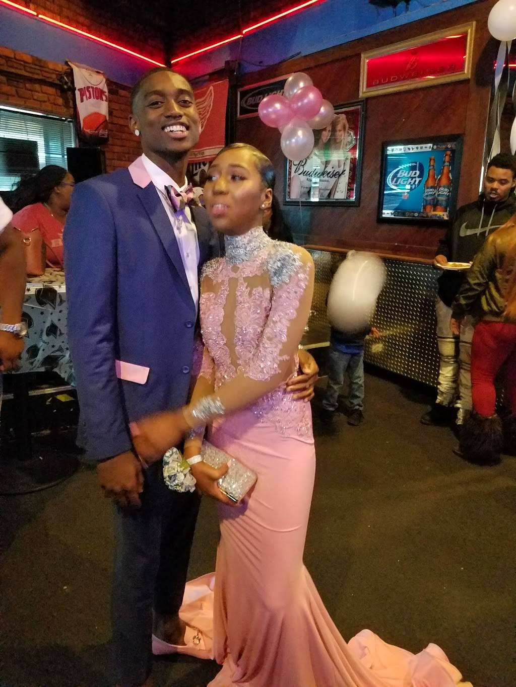 Cornerstone Village Bar & Grille | restaurant | 17315 Mack Ave, Detroit, MI 48224, USA | 3134991172 OR +1 313-499-1172