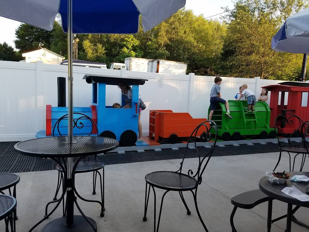 Chill Out Ice Cream Parlor | restaurant | 606 Gold Star Hwy, Shenandoah, PA 17976, USA | 5704621100 OR +1 570-462-1100