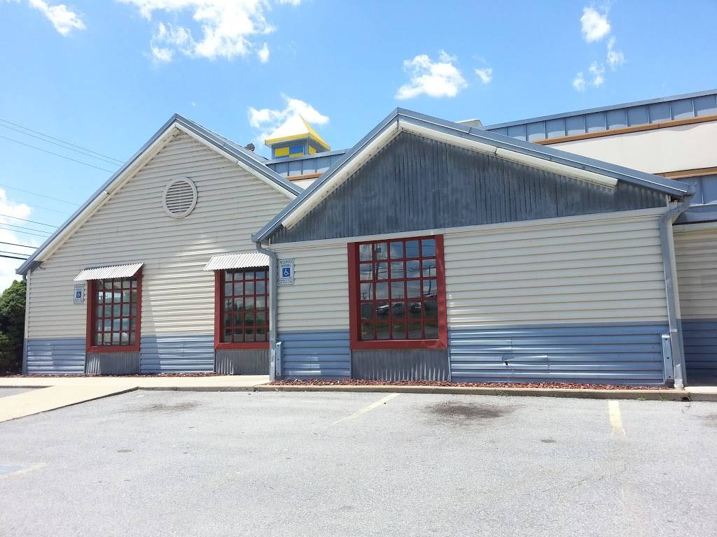 Long John Silvers | restaurant | 2354 Fort Henry Dr, Kingsport, TN 37664, USA | 4232466921 OR +1 423-246-6921