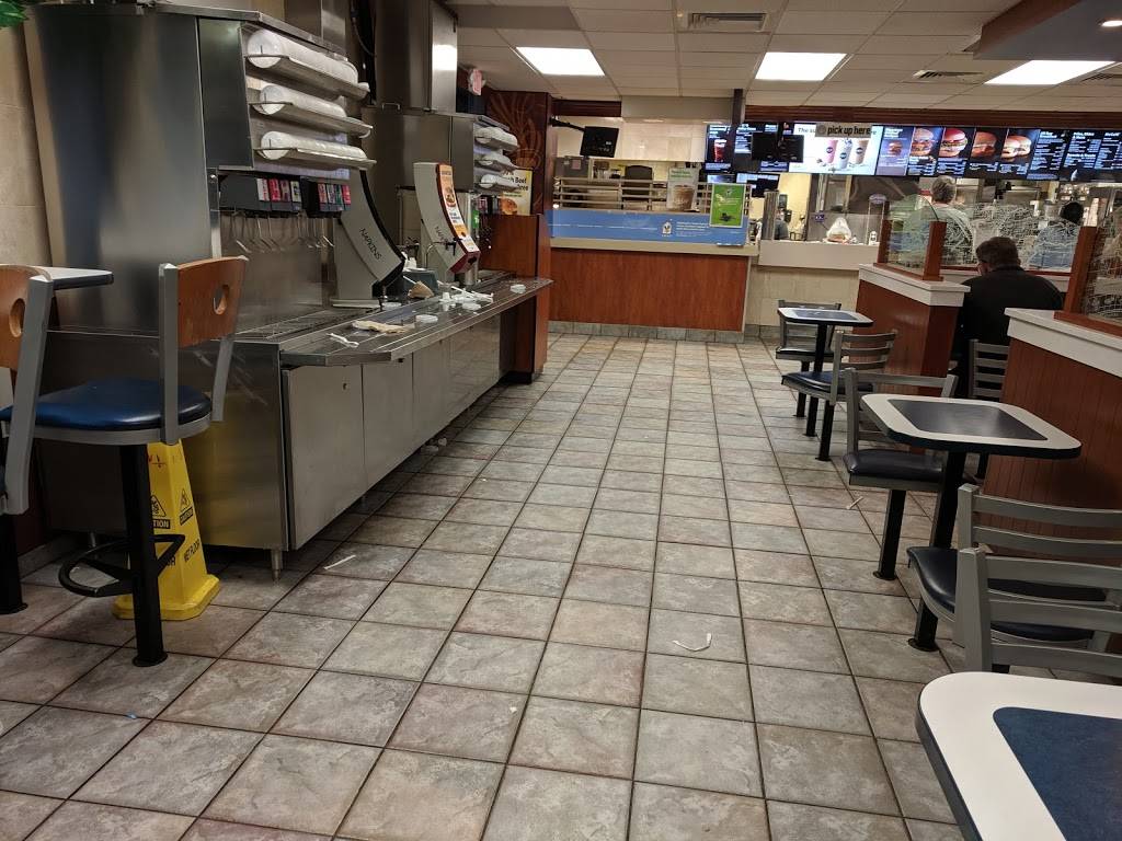 McDonalds | restaurant | 2 Coogan Blvd, Mystic, CT 06355, USA | 8605369123 OR +1 860-536-9123