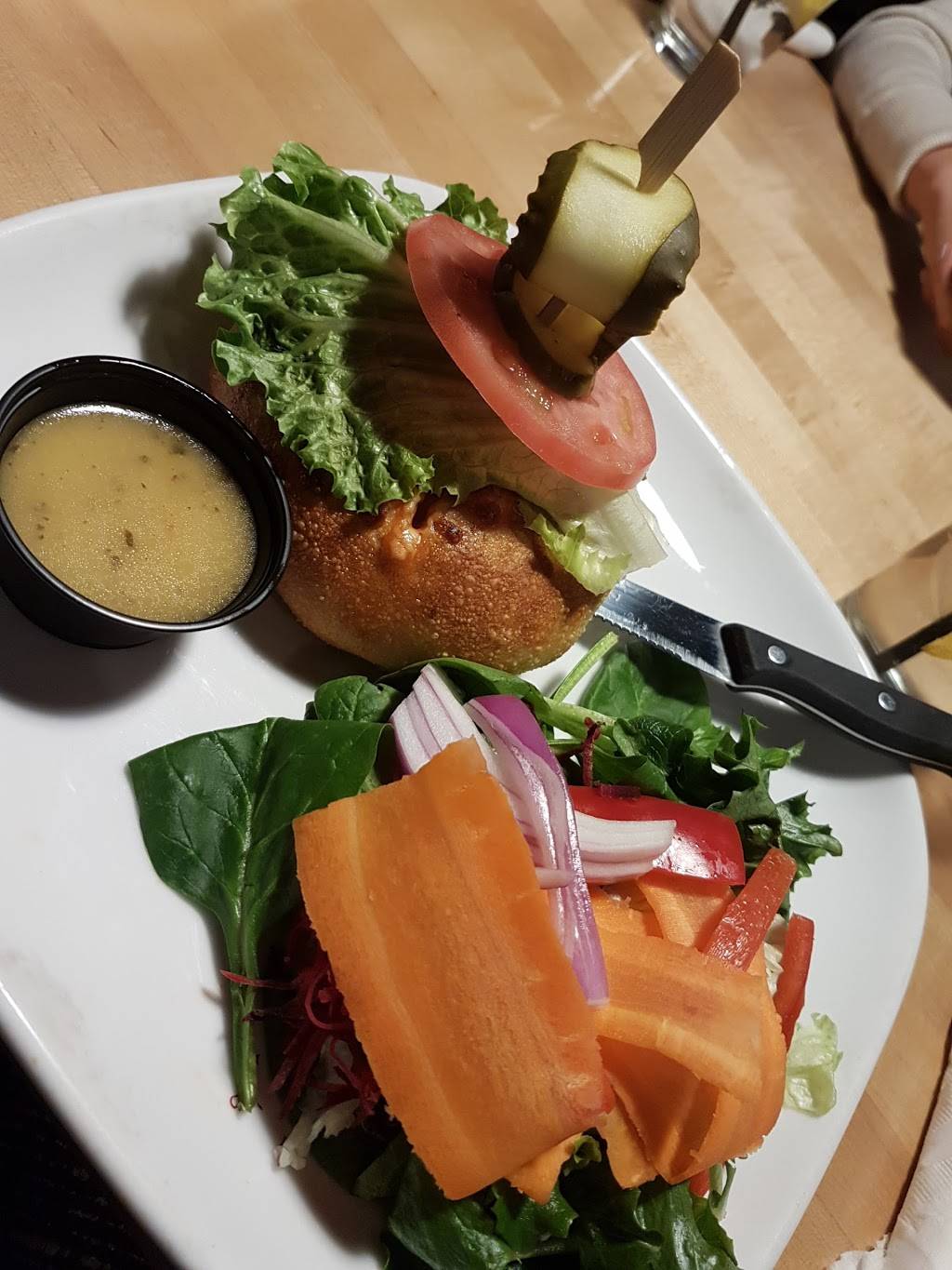 Boston Pizza | restaurant | Centrum Shopping Ctr, 2011 Winston Park Dr, Oakville, ON L6H 6P5, Canada | 9058298370 OR +1 905-829-8370