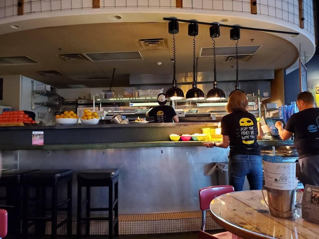 Hot Chip Burger Bar | restaurant | 1190 16th St SW, Rochester, MN 55902, USA | 5074240080 OR +1 507-424-0080