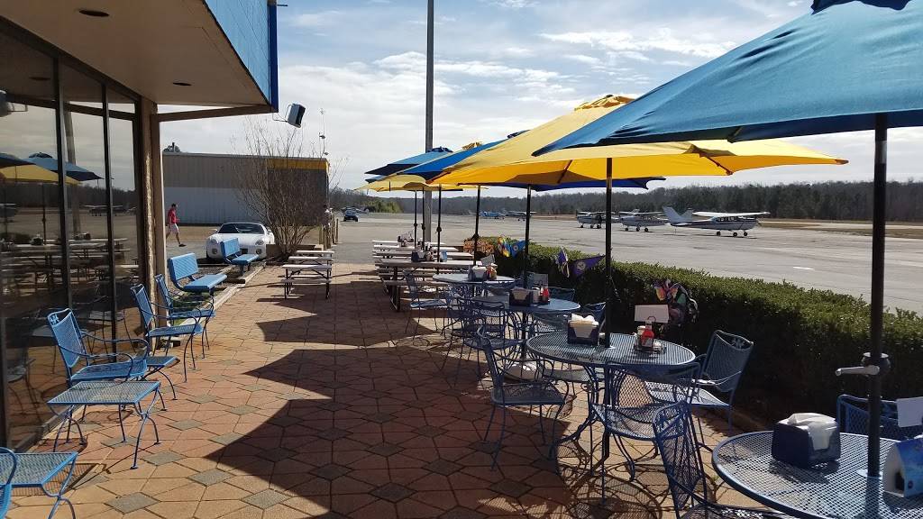 Charlys Airport Restaurant | restaurant | 100 Marclay Dr, Williamsburg, VA 23185, USA | 7572580034 OR +1 757-258-0034