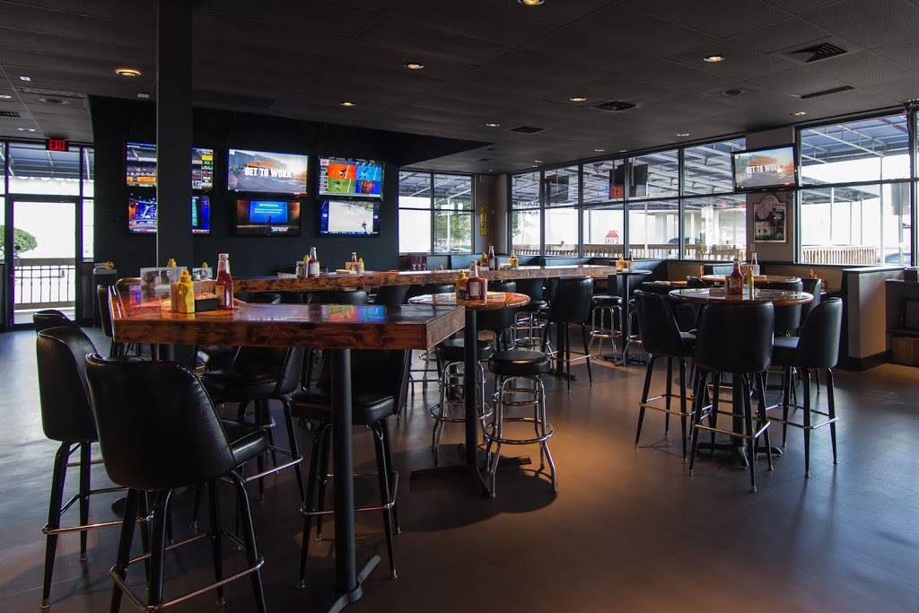 Charanns Tavern | restaurant | 6748 Memorial Hwy, Tampa, FL 33615, USA | 8138861199 OR +1 813-886-1199