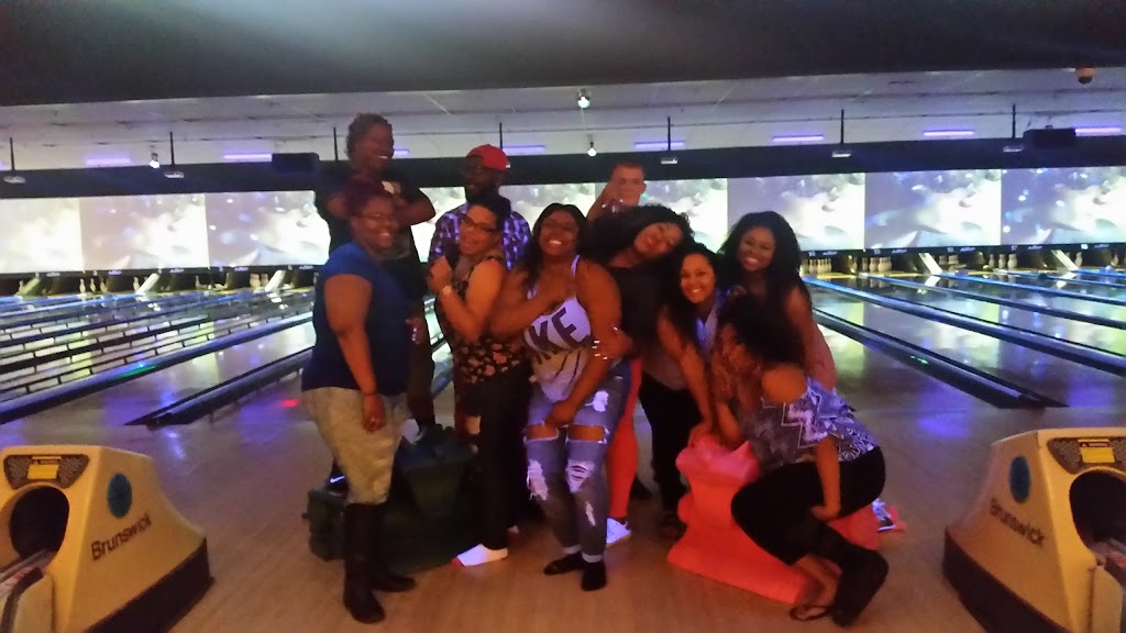 Bowlero Visalia | restaurant | 1740 W Caldwell Ave, Visalia, CA 93277, USA | 5596252100 OR +1 559-625-2100