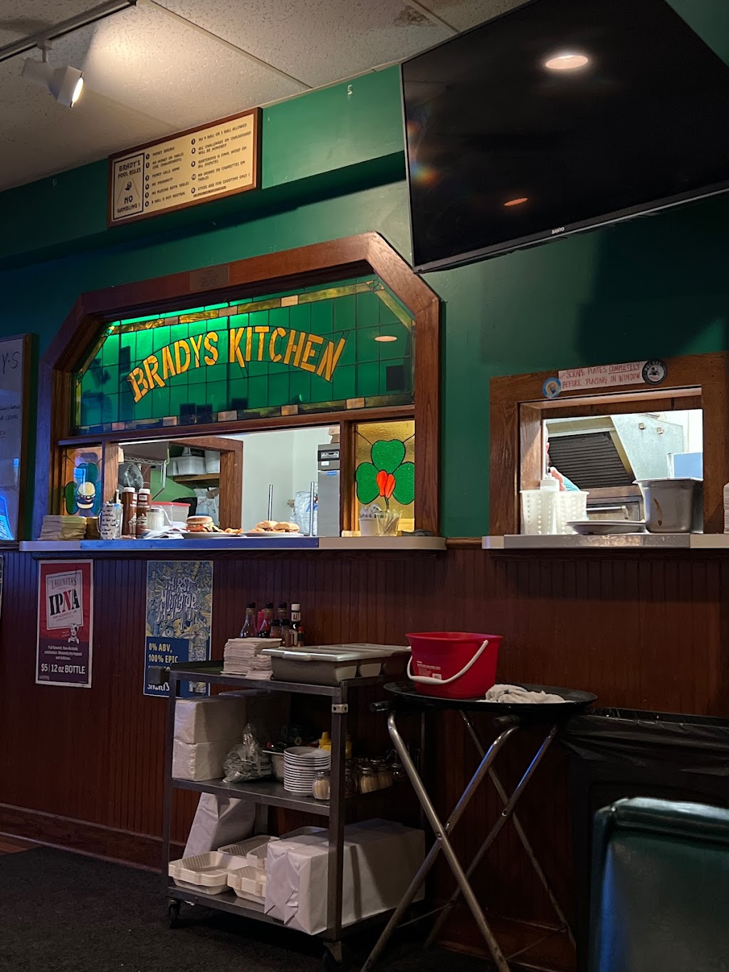 Bradys Bar | restaurant | 401 S Union St, Traverse City, MI 49684, USA | 2319468153 OR +1 231-946-8153