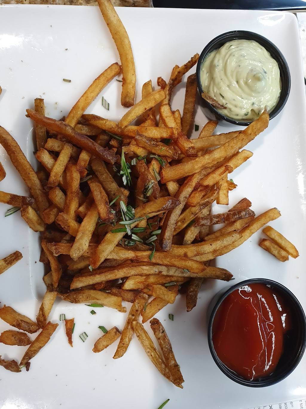 LoLo American Kitchen & Craft Bar | restaurant | Terminal 1 Concourse E, St Paul, MN 55111, USA | 6128776426 OR +1 612-877-6426