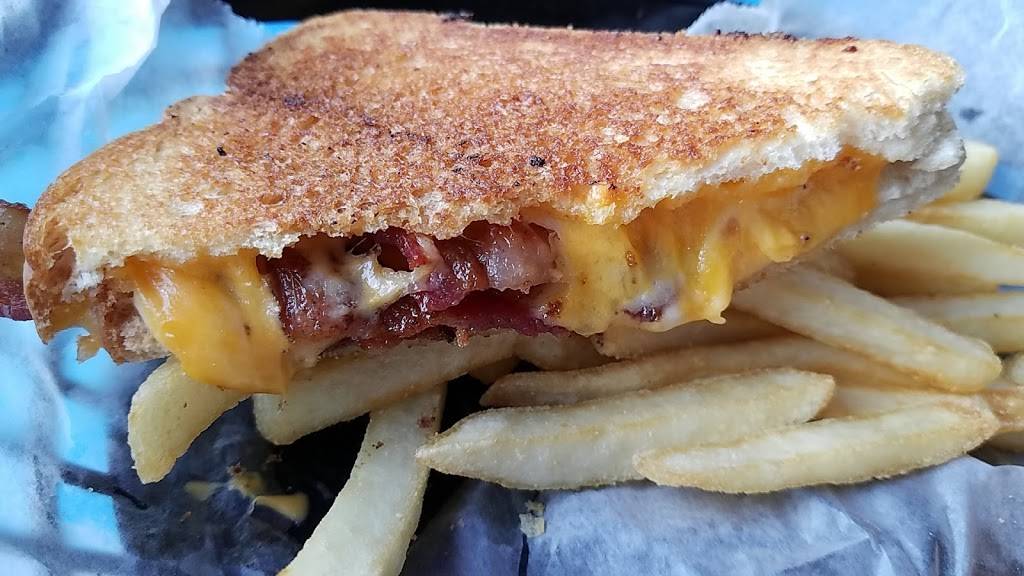 Bulldogs Beach House | restaurant | 121 Teton Ln, Camdenton, MO 65020, USA | 5738733311 OR +1 573-873-3311