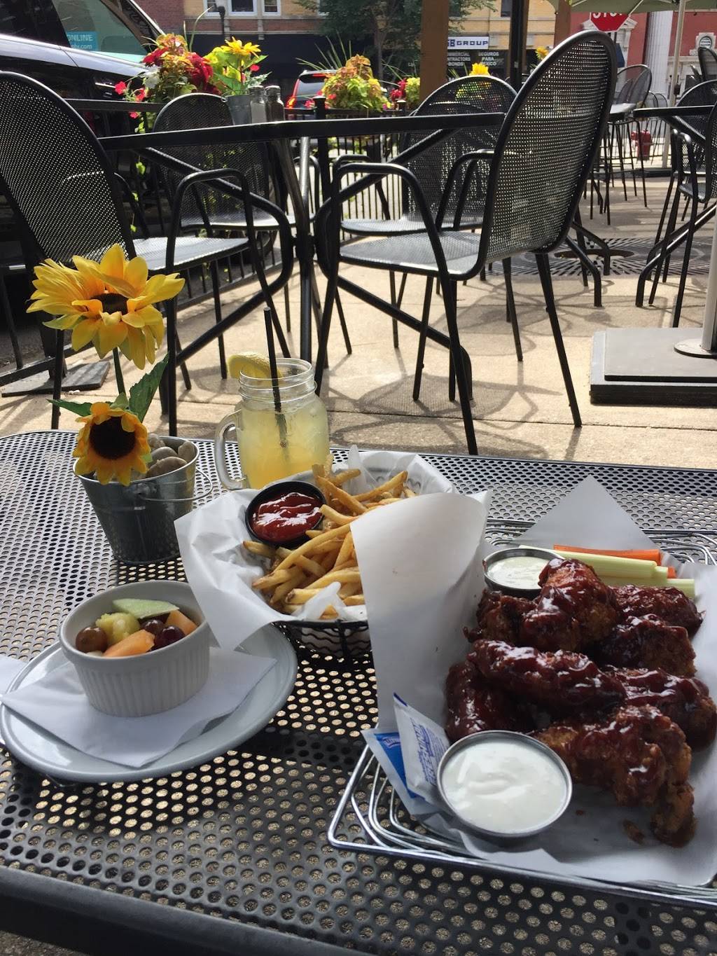 Brownstone | restaurant | 3937 N Lincoln Ave, Chicago, IL 60613, USA | 7735283700 OR +1 773-528-3700