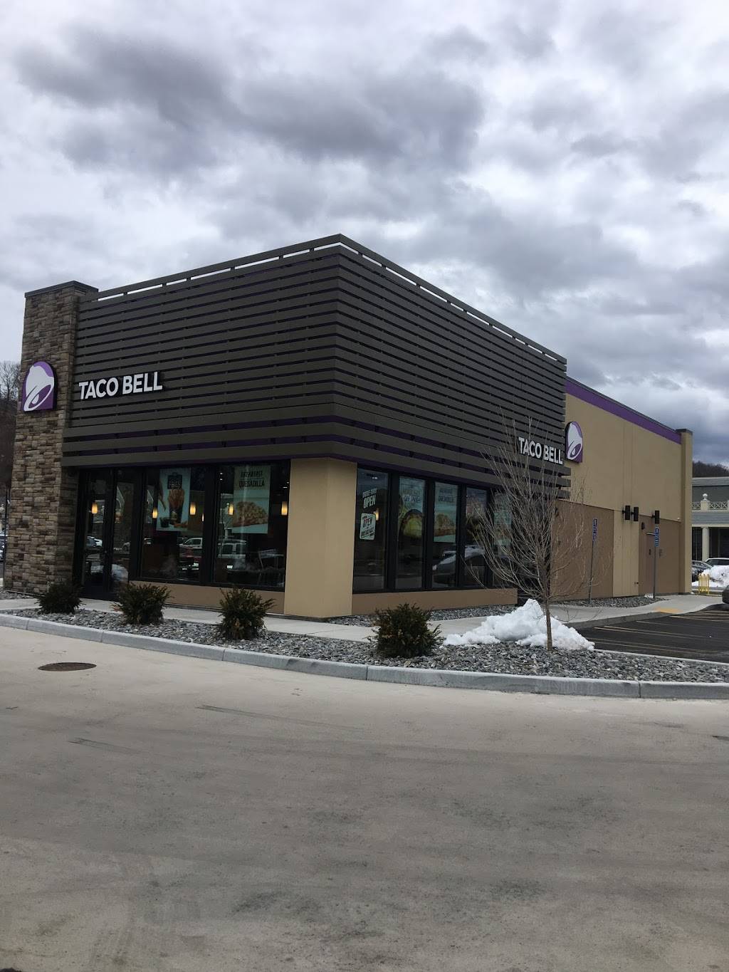 Taco Bell | meal takeaway | 130 Amity Rd, New Haven, CT 06515, USA | 2033877451 OR +1 203-387-7451