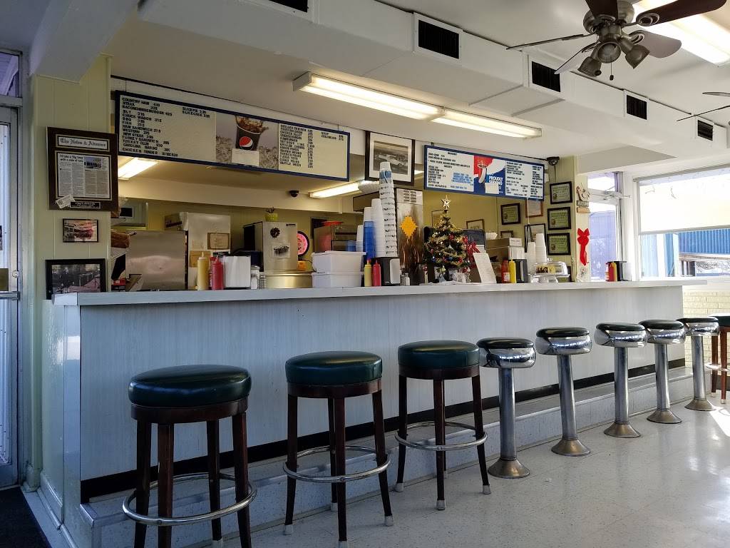 Chefs Drive-In | restaurant | 1101 Main St, Altavista, VA 24517, USA | 4343695590 OR +1 434-369-5590