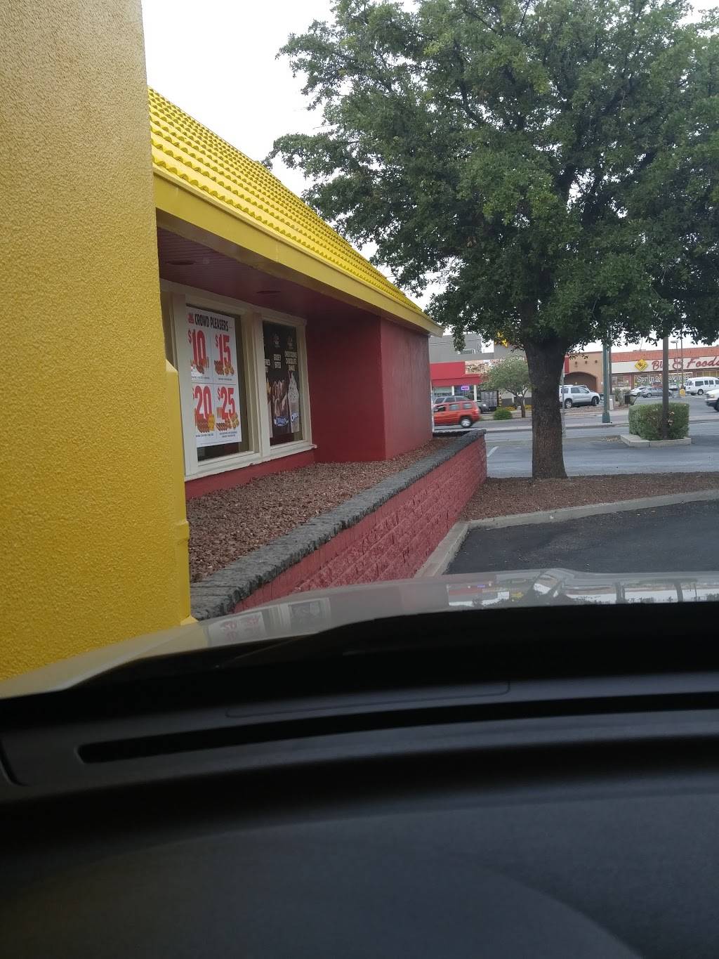 Wienerschnitzel | restaurant | 1899 Lee Trevino Dr AVE, El Paso, TX 79935, USA | 9155937389 OR +1 915-593-7389