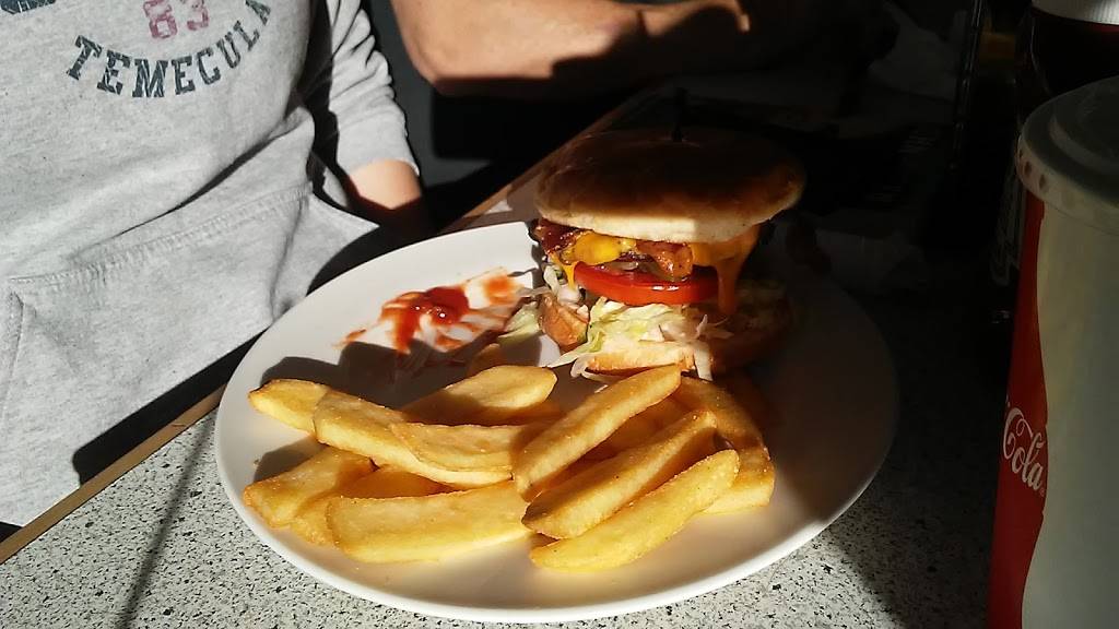 Lauras Diner | restaurant | 27125 Sierra Hwy, Santa Clarita, CA 91351, USA | 6614308080 OR +1 661-430-8080