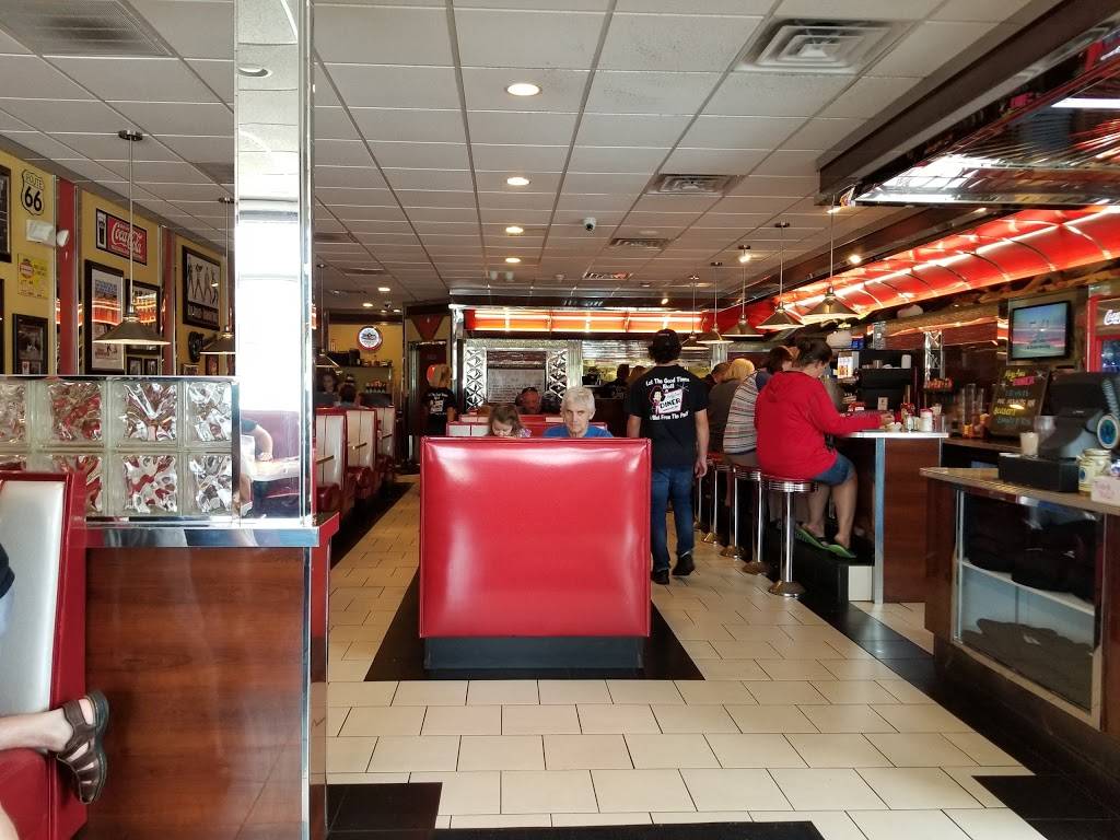 Mary Anns Diner | restaurant | 4 Cobbetts Pond Rd, Windham, NH 03087, USA | 6039653066 OR +1 603-965-3066