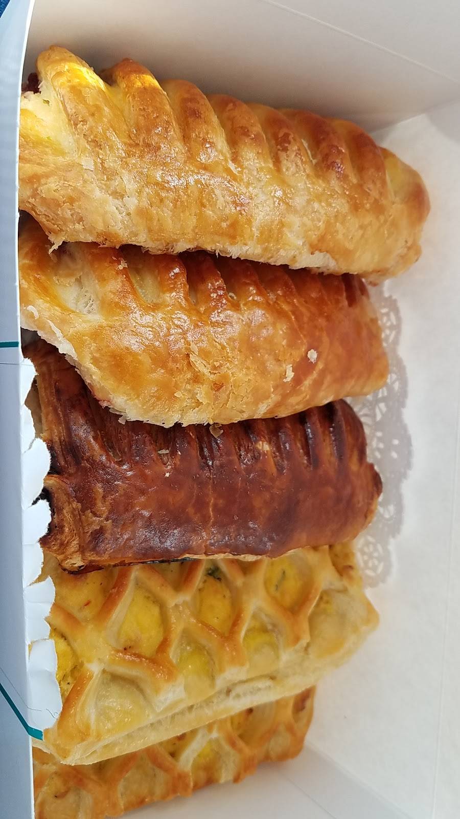 Petite LouLou Creperie + Bar à Vins | cafe | 713 E Main St, Purcellville, VA 20132, USA | 5404413135 OR +1 540-441-3135