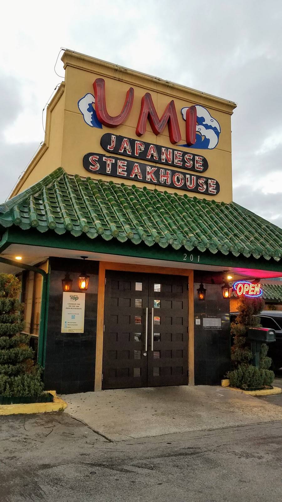 Umi Japanese Steakhouse | restaurant | 201 Cox Creek Pkwy, Florence, AL 35630, USA | 2567186868 OR +1 256-718-6868