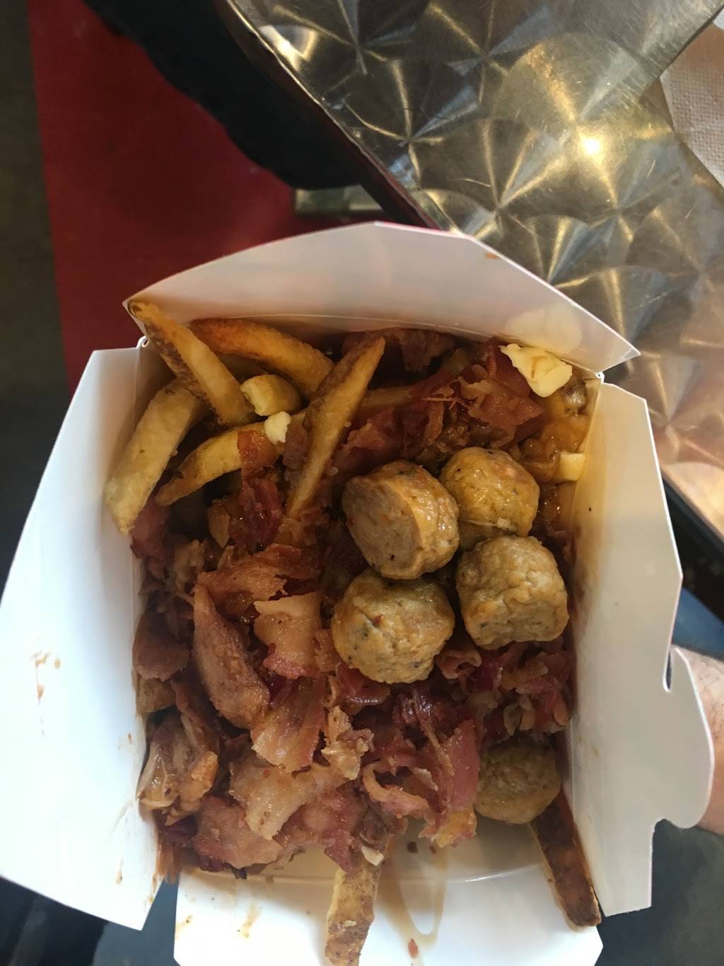 Smokes Poutinerie | restaurant | 305 N Front St Unit #16, Belleville, ON K8P 3C3, Canada | 6139622873 OR +1 613-962-2873