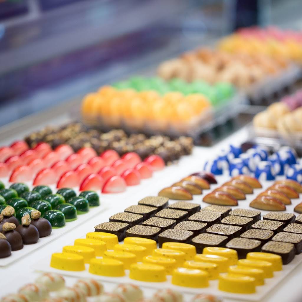 Le Macaron French Pastries | bakery | 310 High St, Brookfield, WI 53045, USA | 4145340157 OR +1 414-534-0157