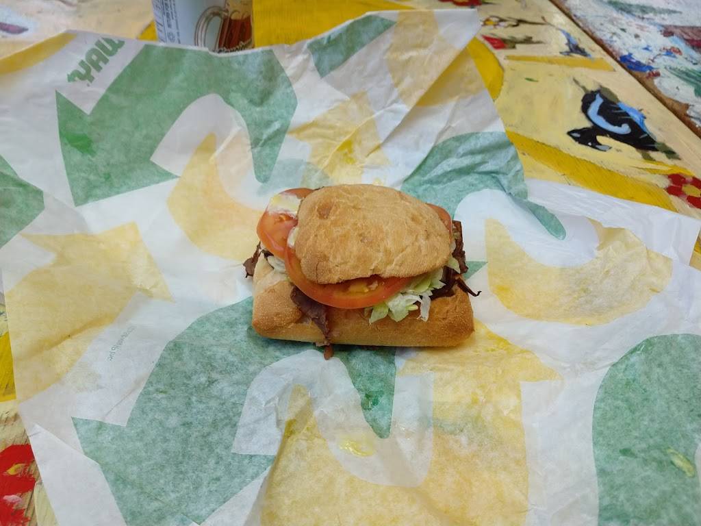 Subway | restaurant | 3500 Chemin des Quatre-Bourgeois, Québec, QC G1W 2L2, Canada | 4186511314 OR +1 418-651-1314