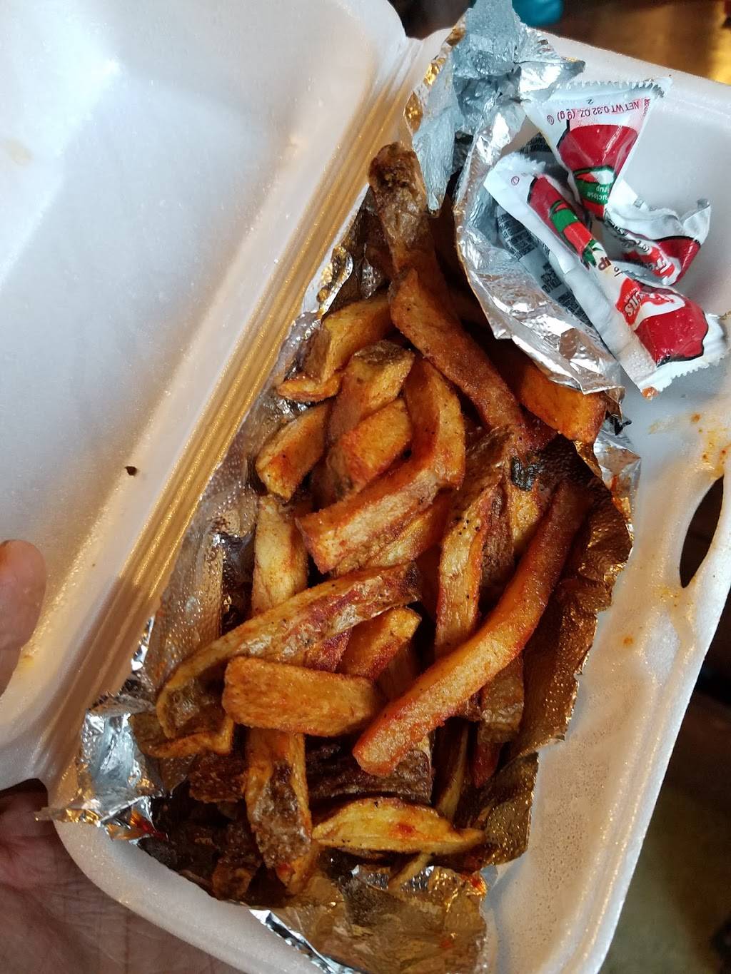 VEGGININIS PARADISE CAFE | restaurant | 15439 Mack Ave, Detroit, MI 48224, USA | 3133320447 OR +1 313-332-0447