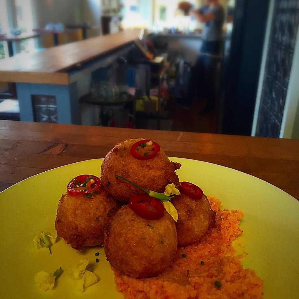 The Waiting Room | restaurant | 2327 NW Kearney St, Portland, OR 97210, USA | 5034774380 OR +1 503-477-4380