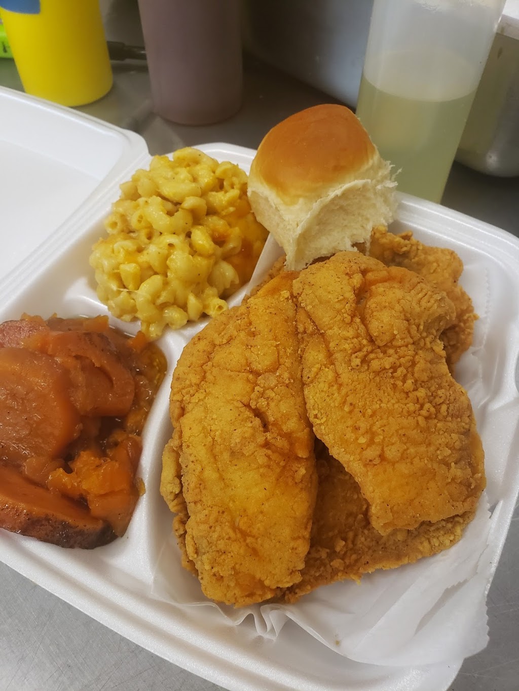 Quitas Soul Food Kitchen & Catering..LLC. | restaurant | 5607 S Racine Ave, Chicago, IL 60636, USA | 7739393694 OR +1 773-939-3694