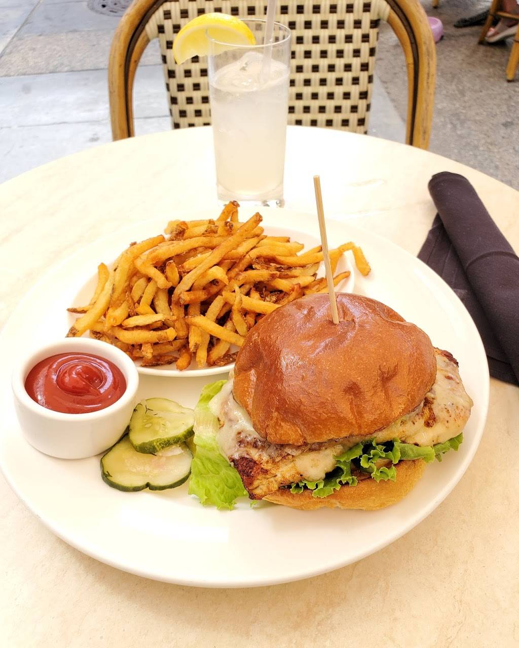 Rouge | restaurant | 205 S 18th St, Philadelphia, PA 19103, USA | 2157326622 OR +1 215-732-6622