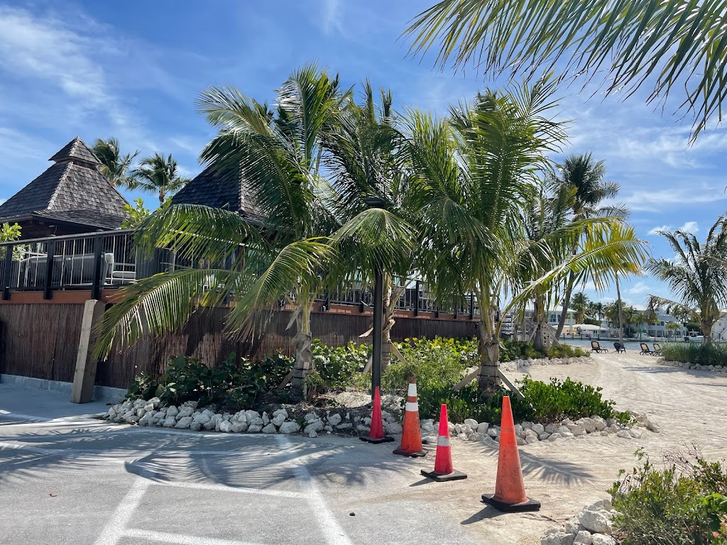 Oceanside Safari Restaurant & Lounge | restaurant | 73814 Overseas Hwy, Islamorada, FL 33036, USA | 3053904572 OR +1 305-390-4572