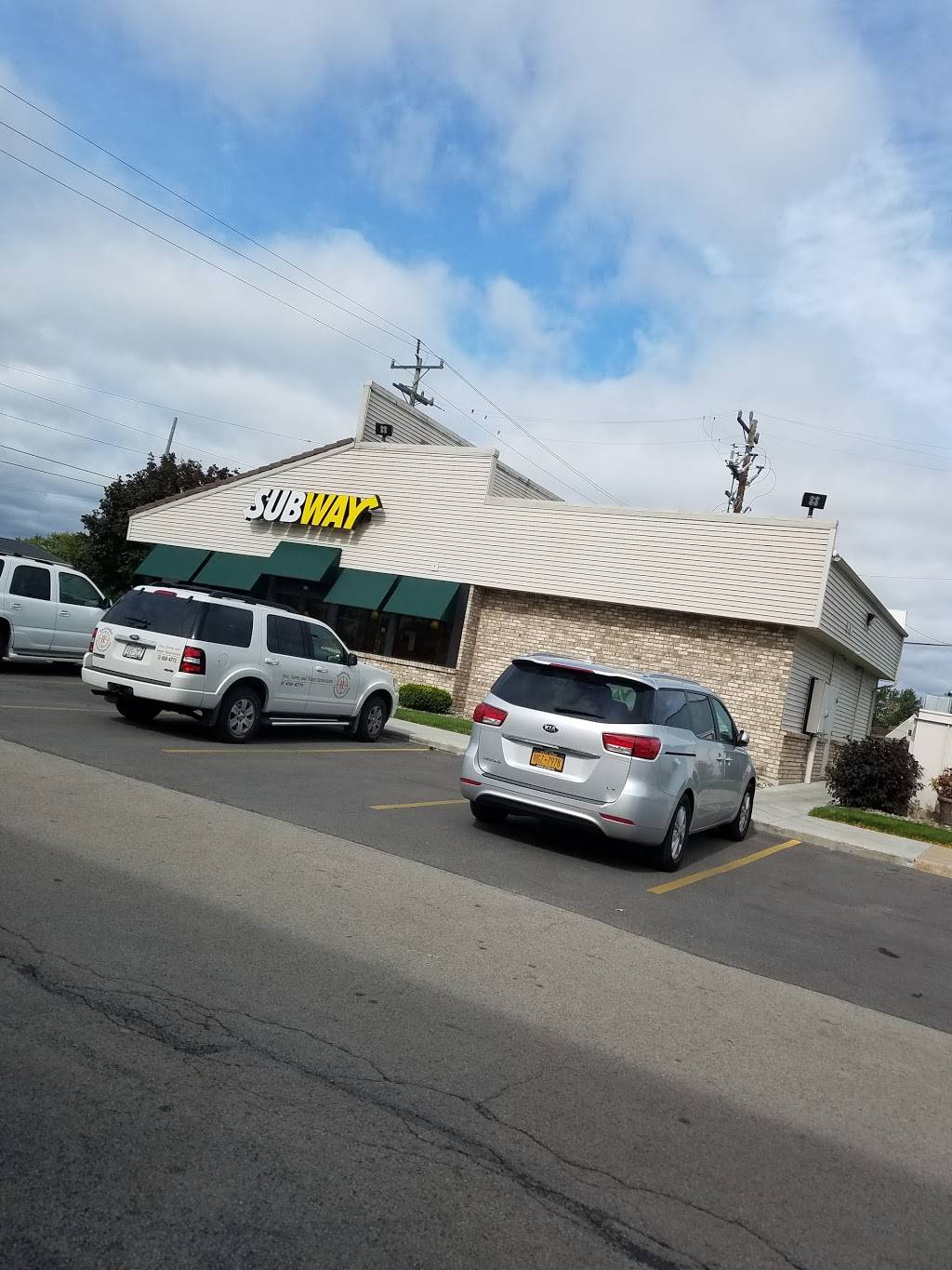 Subway | restaurant | 319 Racine St, Menasha, WI 54952, USA | 9207255760 OR +1 920-725-5760