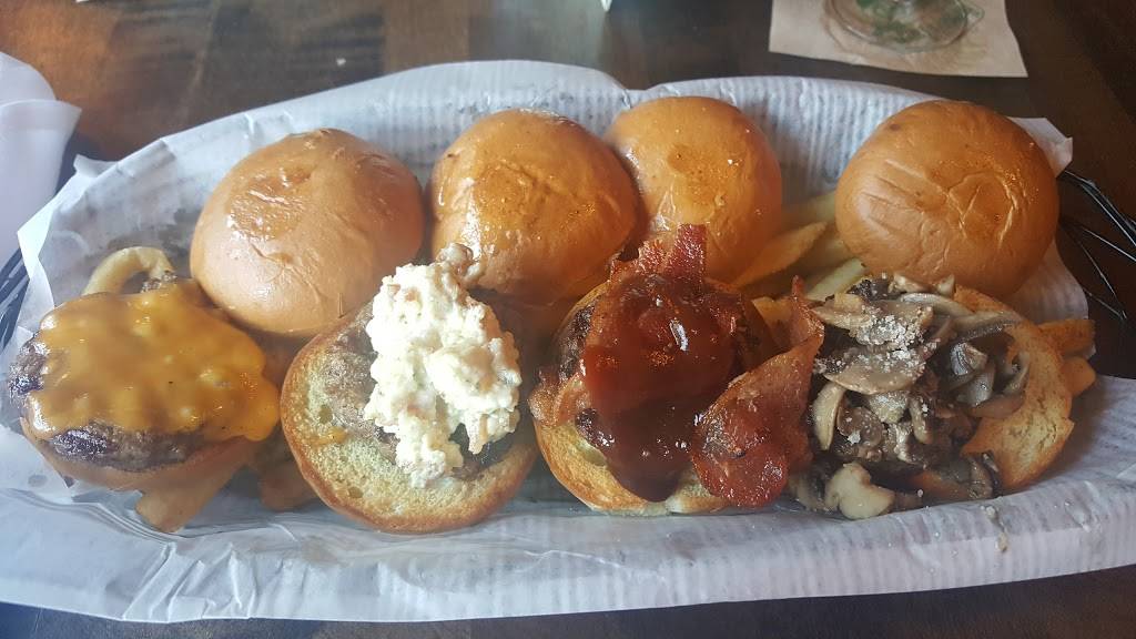 Hennesseys Grill | restaurant | 143 Main St, Seal Beach, CA 90740, USA | 5625986456 OR +1 562-598-6456