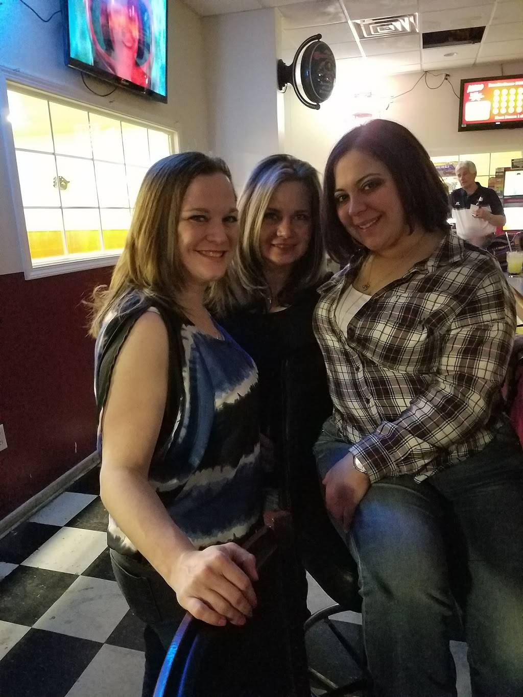 Strikers | restaurant | 2617 Mahoning Ave, Youngstown, OH 44509, USA | 3307927675 OR +1 330-792-7675