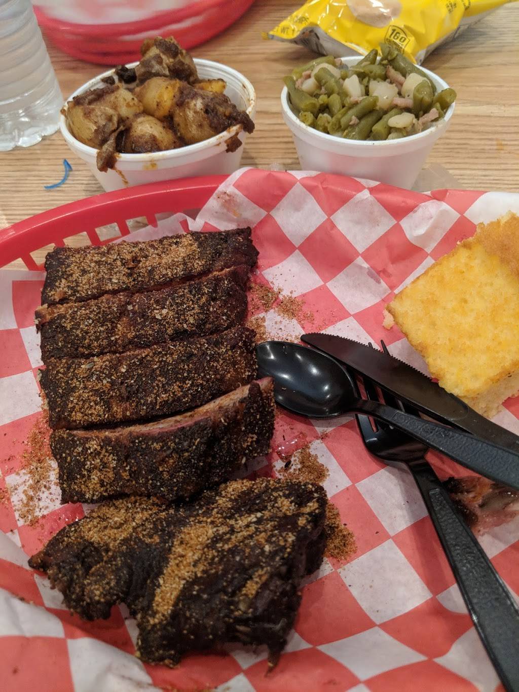 Fatbacks Barbecue | restaurant | 1334 Linden Ave, Dayton, OH 45410, USA | 9372547427 OR +1 937-254-7427