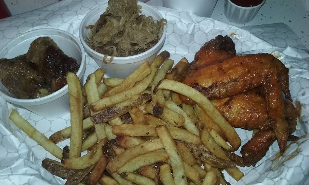 Whiteys BBQ | restaurant | 131 E Washington St, East Peoria, IL 61611, USA | 3096995700 OR +1 309-699-5700