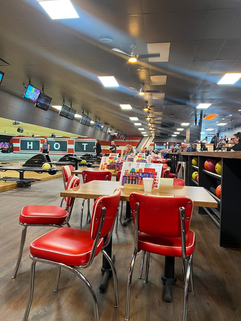 AMF Star Lanes - Asheville | restaurant | 491 Kenilworth Rd, Asheville, NC 28805, USA | 8282546161 OR +1 828-254-6161