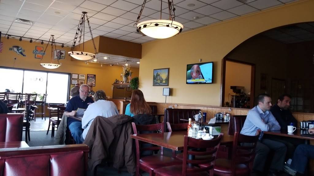 Mahomet Family Restaurant | restaurant | 1002 Commercial Dr, Mahomet, IL 61853, USA | 2175862700 OR +1 217-586-2700